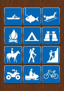 Açık hava etkinlikleri simgeler kümesi: kürek, olta, kamp ateşi, kamp, dürbün, hiking, At Binme, tırmanma, motosiklet, Bisiklet. Ahşap zemin üzerine mavi renk simgeler. Vektör görüntü