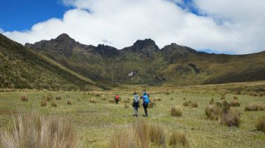 Grup Ruminahui volkan Cotopaxi Milli Parkı içinde doğru Vadisi ortasında bulutlu bir günde - Ekvador yürüyüş onların sırt çantaları taşıyan yürüyüşçü