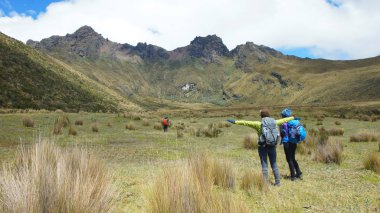 Grup Ruminahui volkan Cotopaxi Milli Parkı içinde doğru Vadisi ortasında bulutlu bir günde - Ekvador yürüyüş onların sırt çantaları taşıyan yürüyüşçü