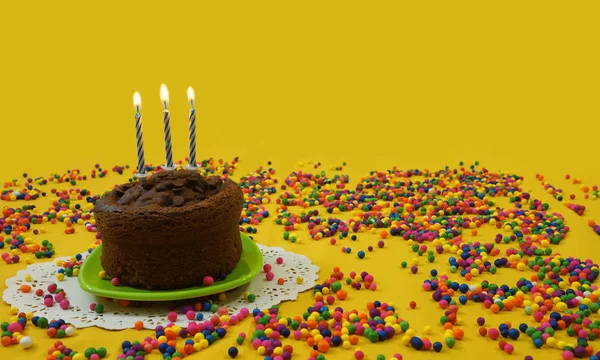 Születésnapi Csokoládé Torta Kék Fehér Gyertya Világít Egy Kis Zöld — Stock Fotó