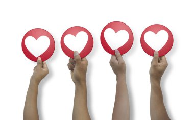 Aşağıdan gelen 4 kollu Latin erkek ve kadının ellerinde beyaz arkaplanda kırmızı bir simge var.