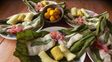 Balıklı yemekler, Maitos. Ekvador Amazon 'unun tipik yemekleri. Yanında da kasava, muz ve salata.