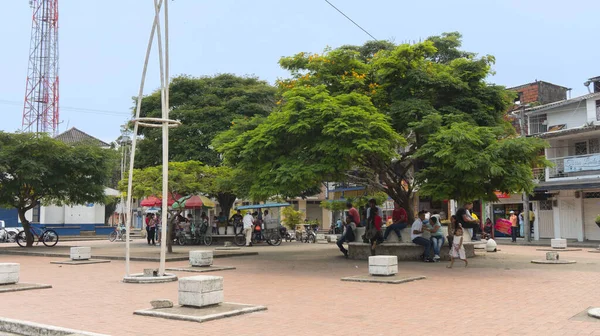 ホルミガ プトゥマヨ コロンビア 2020年3月8日 晴れた日に市内中心部のロス フンダドーレス公園を歩く人々 — ストック写真