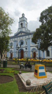 Cayambe, Pichincha / Ekvador - 24 Şubat 2020: Central Park 'ın önündeki Cayambe Matriz Kilisesi önünde yürüyen insanlar. 1887 'de inşa edilmiş.