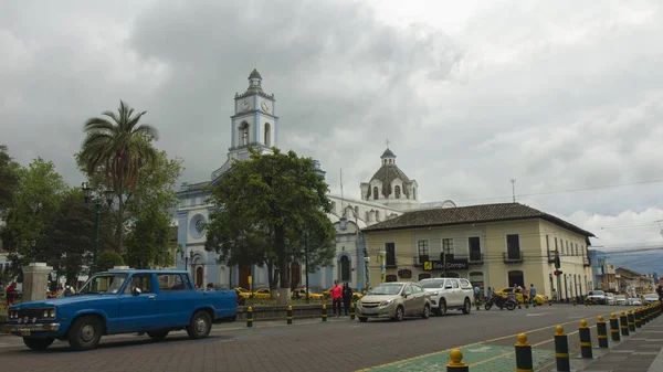 カヤンベ ピチンチャ エクアドル 2020年2月24日 背景にマリッツ教会がある町の中央公園の近くを歩く人々 — ストック写真