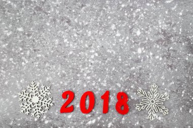 Ahşap numaraları numarası 2018, yeni yıl ve kar üzerinde arka planı gri beton şekillendirme.