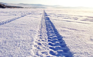 Kar lastik parça Baykal Gölü buz yüzeyi