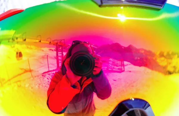 O fotógrafo e as montanhas se refletem nos óculos de esqui — Fotografia de Stock