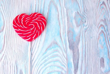 Lolipop kalp vintage mavi ahşap arka plan üzerinde. Boş alan fo