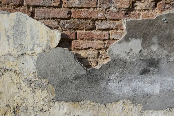 Kırık Beton ve eski tuğla duvar (arka plan)