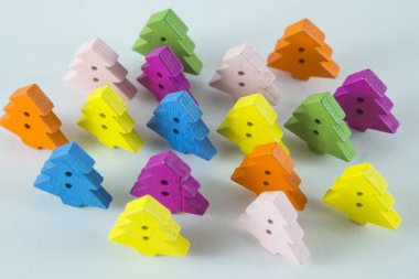 Neşeli Noel ve mutlu yeni yıl, beyaz arka plan üzerinde Noel ağaçları benzet