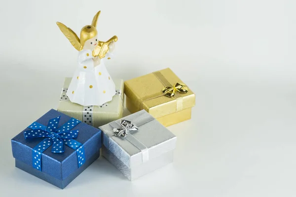 Веселого Різдва і щасливого нового року, фея та подарункові коробки — стокове фото