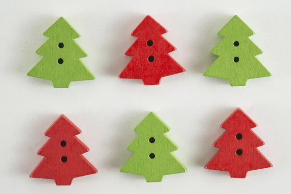 Neşeli Noel ve mutlu yeni yıl, beyaz arka plan üzerinde Noel ağaçları benzet