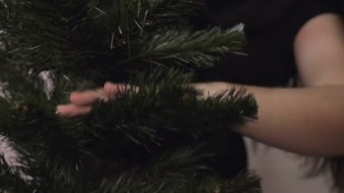 Yeni yıl, Noel kadını Noel ağacını süslüyor.