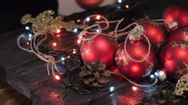 Noel ağacı, Noel dekorasyonu, çam kozalağı siyah arka plan, bokeh, ışık, çelenk