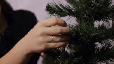 Yeni yıl, Noel kadını Noel ağacını süslüyor.