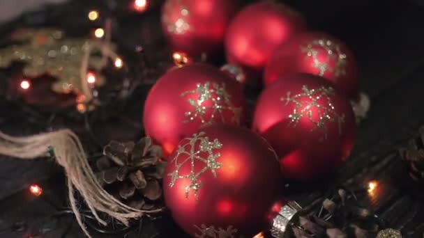 Árbol de Navidad, decoración navideña, cono de pino sobre fondo negro, bokeh, luz, guirnalda — Vídeo de stock
