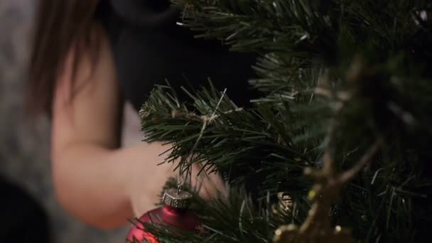 Újév, karácsony nő díszíti a karácsonyfát — Stock videók