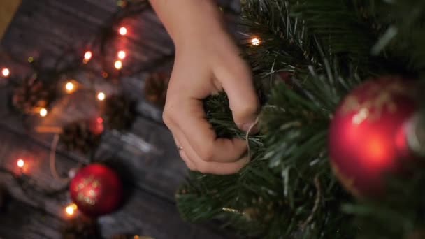 Nouvel An, Noël femme décore un arbre de Noël 