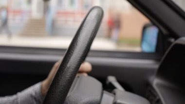 Profesyonel şoför dönüm direksiyon simidi, arabayı kullanan iş adamı elinde