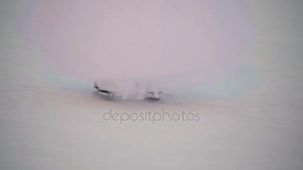 La novia patina en la arena de hielo en la calle — Vídeo de stock