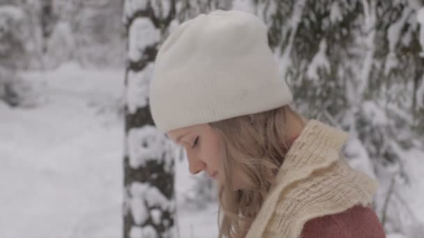 Glad ung kvinna leker med snö — Stockvideo