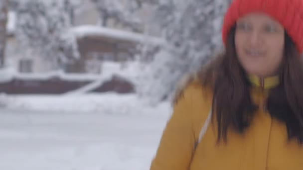 Ευτυχισμένη κοπέλα που παίζει με το χιόνι — Αρχείο Βίντεο