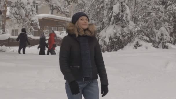 Glad ung kvinna leker med snö — Stockvideo