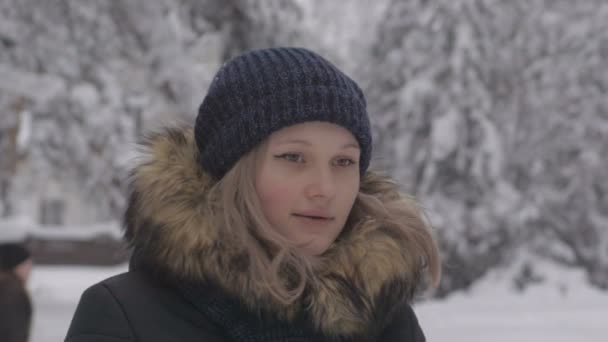 Gelukkig jonge vrouw spelen met sneeuw — Stockvideo