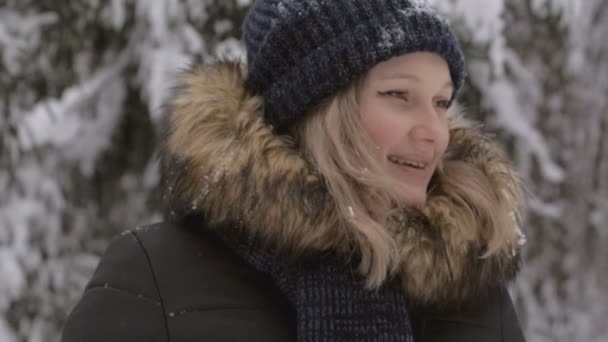 Jovem feliz brincando com neve — Vídeo de Stock