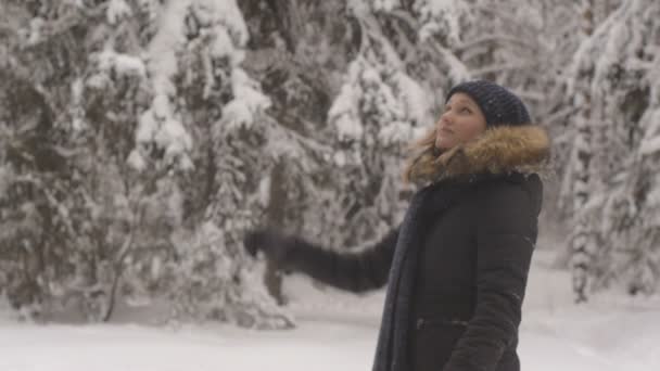 Jovem feliz brincando com neve — Vídeo de Stock