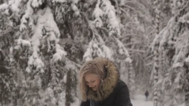 Jovem feliz brincando com neve — Vídeo de Stock