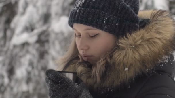 Gelukkig jonge vrouw spelen met sneeuw — Stockvideo