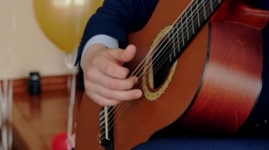 Akustik Gitar Akustik gitarist gitarist akustik gitar çalmak oynarken gutiarist HD video
