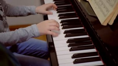 Müzik piyano, eller piyanist