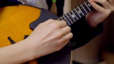 Kız oynamaya UD, domra yakın çekim