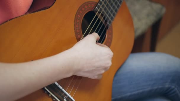 HD βίντεο του gutiarist παίζουν ακουστική κιθάρα ακουστική κιθάρα κιθαρίστας παίζει ακουστική κιθάρα — Αρχείο Βίντεο