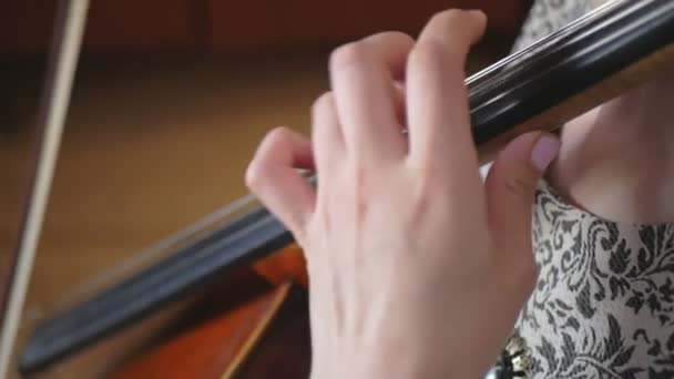 Unga musiker flicka som leker med cello violoncell — Stockvideo