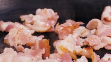 İnce doğranmış pastırma tavada kızgın yağda kızartılır..