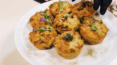 Et ve mantar kremalı kek ve salata pişir.
