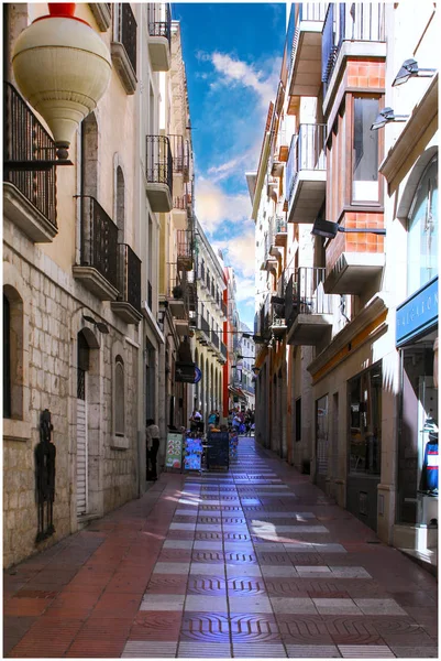 Şehir manzarası. Old Town Street Blanes, Katalonya, İspanya. İspanya, Blanes - 2019: Bir yaz gününde güzel bir şehir manzarası