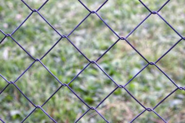 örgü örgü çim arka plan üzerinde galvanizli