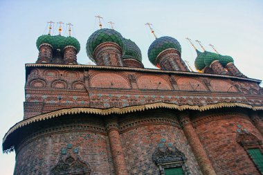 eski güzel red-tuğla Rus Ortodoks Kilisesi ile onun yeşil d