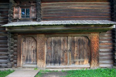 kapaklı ahşap kulübe ve ahşap bir kapı ile güzel fra oyma