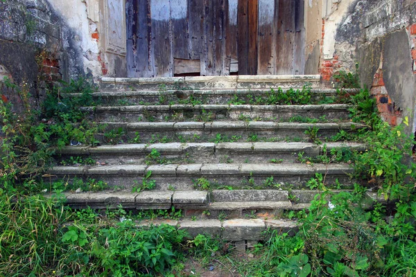 Stary średniowieczny zdezelowanym ganek z stare kamienne schody pokryte — Zdjęcie stockowe