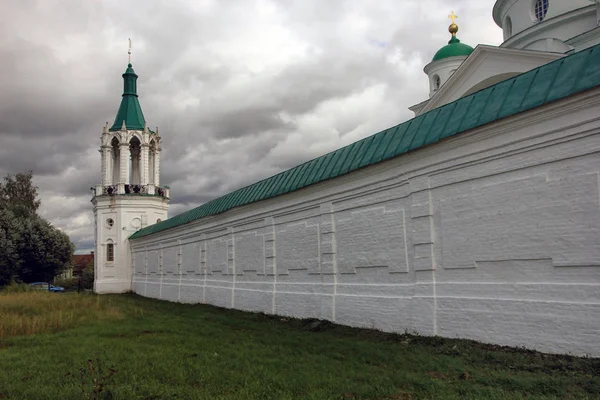 Beautiful white-stone corner tower of the fortress and the white — Stock Photo, Image