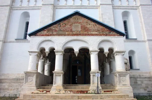 Bianco portico d'ingresso di una cattedrale ortodossa nel vecchio Russi — Foto Stock