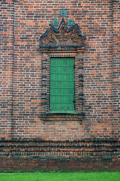緑のシャッターが付いている美しい窓および o の華やかな石フレーム — ストック写真