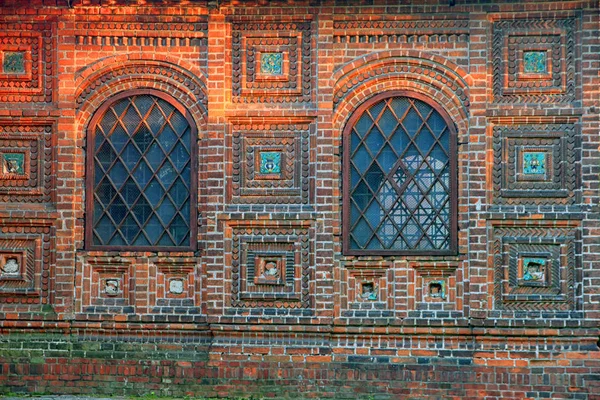 豪華に内装が美しい op と教会の古代の壁 — ストック写真