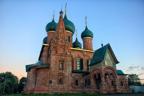 Old beautiful red-brick Russian Orthodox Church with its green d — Stock Photo, Image